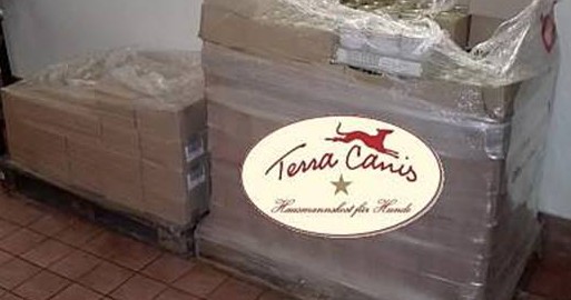 Terra Canis spendet Hundefutter